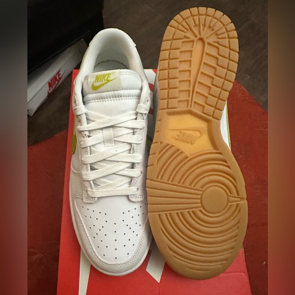 Women’s Nike dunk low new size 11 1/2 men’s size 10 - Picture 3 of 5